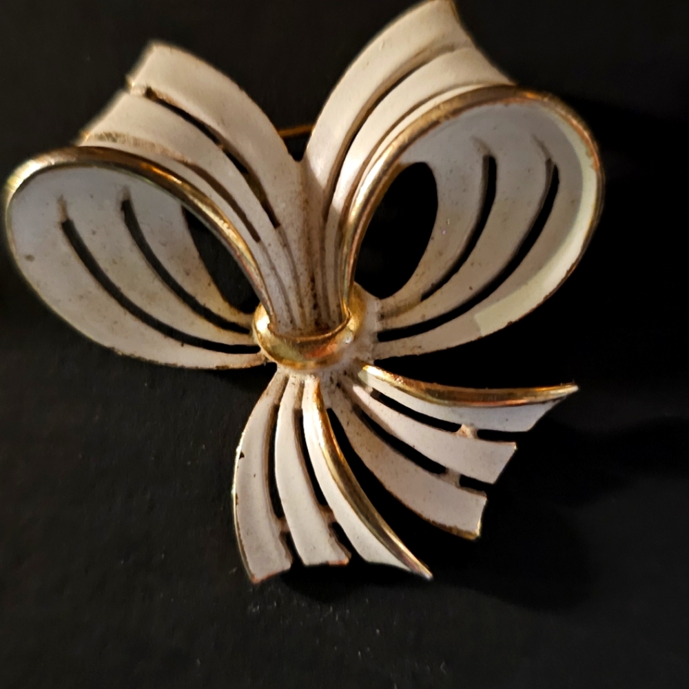 Vintage enamel brooch
